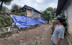 Hujan Lebat Talut Penahan Rumah Warga di Giwangan Longsor