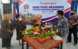 Peringatan HPN 2021: PWI DIY Adakan Ziarah dan Tumpengan