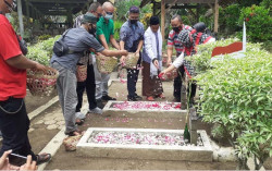 Peringati HPN, Wartawan Magelang Ziarah ke Makam Mantan Menteri Penerangan Boedihardjo