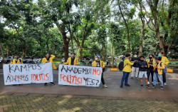Nurdin Halid Dapat Gelar Doktor Kehormatan karena Urus PSSI, Mahasiswa Demo