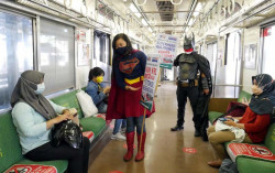 Wow, Batman dan Supergirl Naik KRL Solo-Jogja, Ini yang Mereka Lakukan