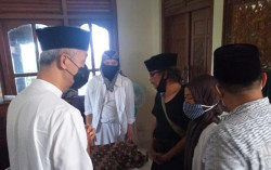 Melayat Almarhum Prie GS, Ganjar Ungkap Pernah Diledek Tak Cocok Jadi Gubernur