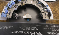 Bursa Eropa Melorot, Bitcoin Tembus Rekor