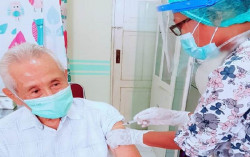 Berusia 80 Tahun, Ini Dokter Tertua yang Disuntik Vaksin Covid-19