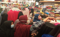 Ratusan Meter Kain Disumbangkan Panti Asuhan di Perayaan Imlek