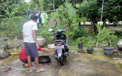 Berkat Lemparan Tali Tambang, Gadis 19 Tahun Ini Selamat dari Banjir