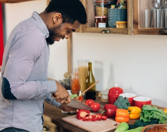 5 Zodiak yang Suka Memasak, Kamu Termasuk?