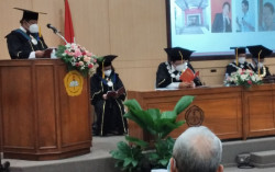 Senat USD Kukuhkan Prof Enade sebagai Guru Besar
