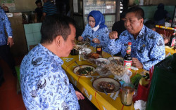 Sebelum Sertijab, Sigit dan Windarti Kulineran Sop Senerek Legendaris