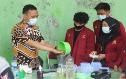 KKN UMY IT 088 Gelar Pelatihan Pembuatan Sabun Cuci Tangan & Cuci Piring dari Lidah Buaya di BUMDes Makarti