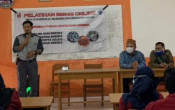 KKN UMY Bantu Kemampuan Bisnis Digital Masyarakat Grinting Brebes