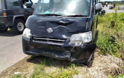 Adu Banteng dengan Mobil, Pengendara Sepeda Motor Terpental ke Sawah