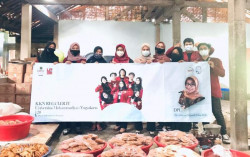 KKN 120 UMY Berdayakan UMKM Peyek Santoso di Bantul