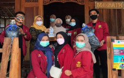 KKN 119 UMY Bantu Kembangkan UMKM Tenun Mozaik di Sleman