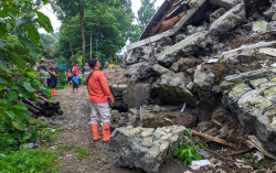 Hujan Deras, Dinding Talut Setinggi 15 Meter di Piyungan Longsor