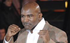 Jelang Lawan Mike Tyson, Holyfield Berlatih Melawan Klitschko