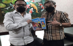 Ketua Koperasi SMR Joi Kahar Borong dan Sponsori Buku Dr Aqua Dwipayana