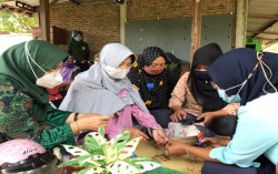 UMY-DLH Kabupaten Bantul Kolaborasi Latih Kerajinan Sampah Warga Mojolegi Bantul