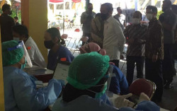 Jokowi Pantau Vaksinasi Pedagang Malioboro
