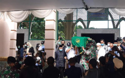 Ratusan Pelayat Antarkan Mendiang Artidjo, Pejuang HAM yang Meninggalkan Warisan Luhur