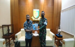 Danpuspomad Letjen TNI Chandra W Sukotjo Apresiasi Buku Trilogi The Power of Silaturahim