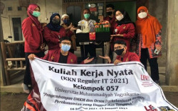 KKN UMY Bantu Produksi Sabun Cuci Piring di Tridadi Sleman