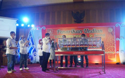 Dua Nasabah Menangkan Hadiah Mobil dari Bank Bapas 69 Magelang