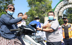 Dishub Bantul Bagikan 200 Helm Gratis