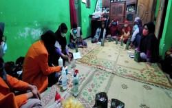 Cegah Covid-19, Dosen Teknik Kimia UAD Latih Warga Sewon Bikin Hand Sanitizer