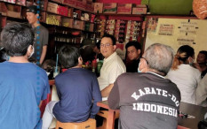 Anies Tak Dikenali Warga Saat Nongkrong di Warkop