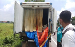 Misteri Truk Boks Berisi Bangkai Ayam Terparkir 4 Hari di Jalan Solo-Jogja, Berbelatung dan Bau!