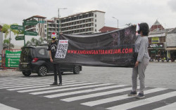Hapus Penggunaan Kandang Baterai, Animal Friends Jogja Gelar Aksi Damai di Tugu