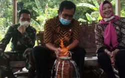 Aneh, Sumber Air Ini Bisa Menyala saat Dipantik Api. Warga Menggunakannya untuk Memasak