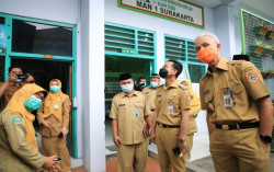 Sidak PTM Bersama Ganjar, Gibran Temukan Guru Abai Prokes dan Langsung Dicatat