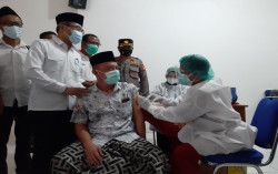 Kiai dan Pengasuh Ponpes di Bantul Mulai Divaksin Covid-19