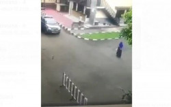 Mabes Polri Diserang Sosok Berjilbab Membawa Senjata, Pelaku Diduga Tewas Ditembak