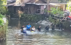 Prajurit Yonif 403 Bantu Warga Perbaiki Talut