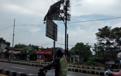 Baliho Rusak dan Membahayakan Masih Dibiarkan