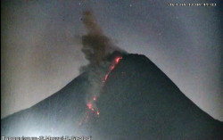 Merapi Semburkan Awan Panas 1,8 Kilometer dari Puncak