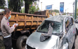 Innova Tabrak Pengendara yang Menunggu Lampu Bangjo Tegalrejo, 2 Orang Luka Berat
