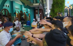 Duh, Pembagian Makanan Buka Puasa di Masjid Jogokariyan Bikin Desak-Desakan