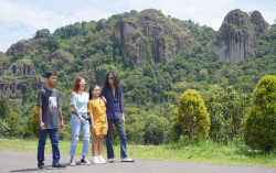 Prisa & John Paul Ivan Jelajah Spot Eksotis di Gunungkidul