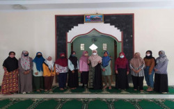 PKM UMY Dampingi Ibu-Ibu Berlatih Bahasa Inggris