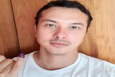 Jokowi Tinjau Vaksinasi Nicholas Saputra hingga Cak Lontong