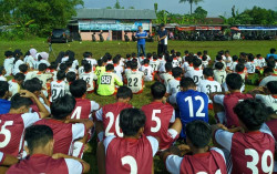 Beri Motivasi, Aqua Dwipayana Dukung Pemain Sepak Bola Jadi Atlet Profesional