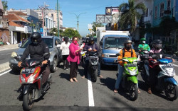 Peringati Hari Kartini, Sekumpulan Wanita Bagi Masker di Tugu Jogja