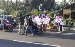 Peringati Hari Kartini, Puluhan Perempuan Bangsa Bagikan Takjil untuk Pengendara