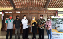 UMY Bantu FPRB Desa Sumber Magelang Alat Komunikasi Bencana 