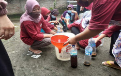 PKM UMY Latih Manfaatkan Limbah Tempe untuk Pertanian Terpadu