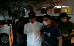 Tiba di Mabes Polri, Mata Munarman Ditutup Tangan Diborgol
